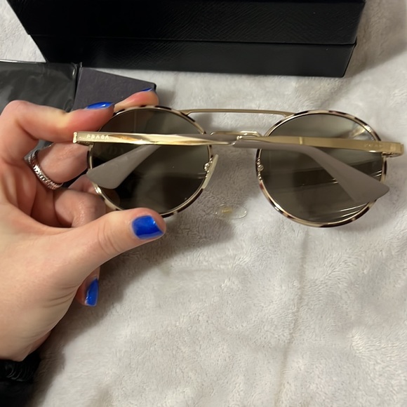 Prada sunglasses, great condition - Picture 3 of 4